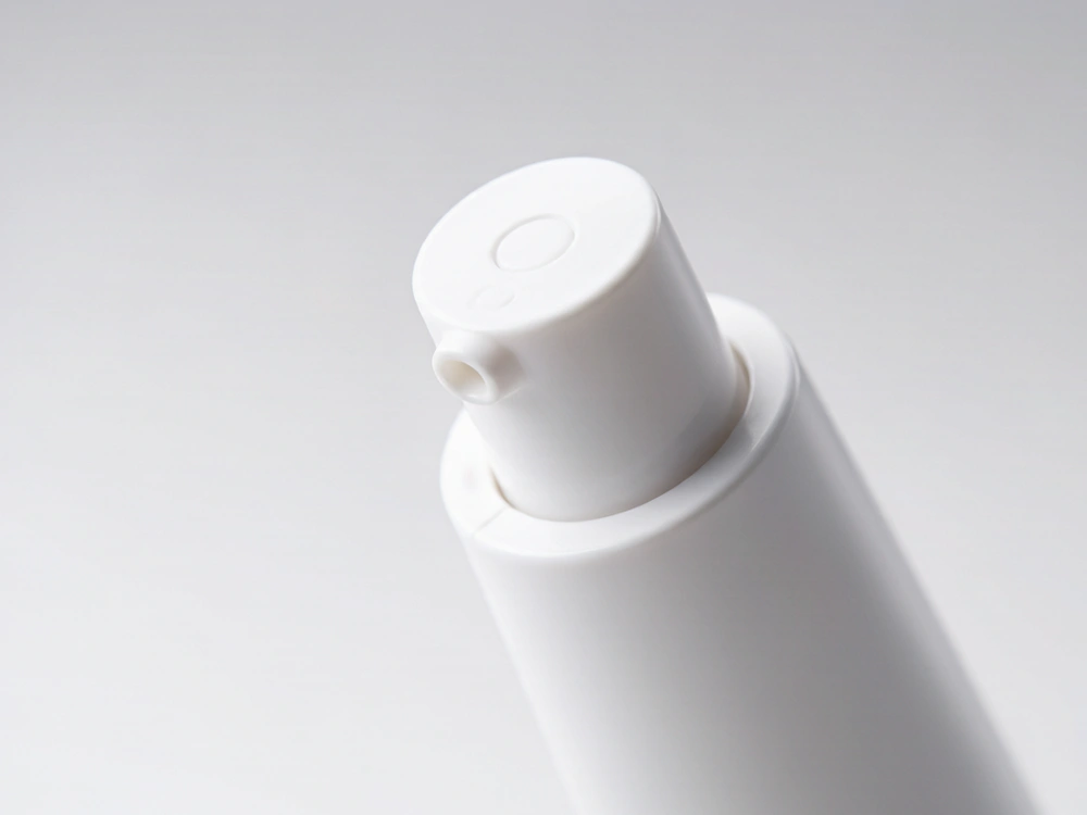 Close-up of an airless pump tube dispensing head